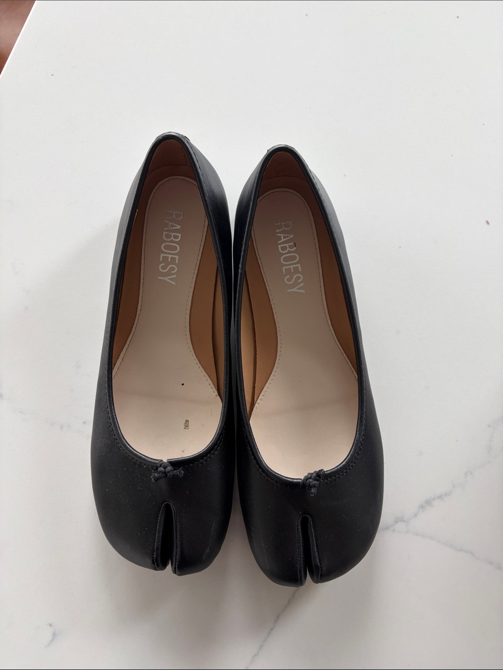 Raboesy Black Split-Toe Tabi Ballet Flats